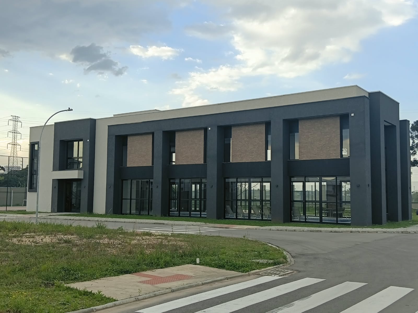 Fachada comercial escura