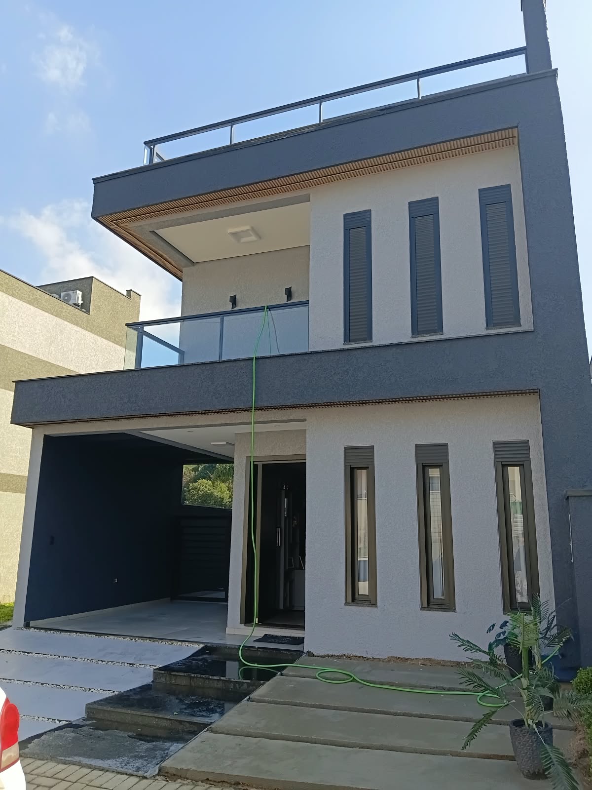 Fachada residencial em cinza e branco