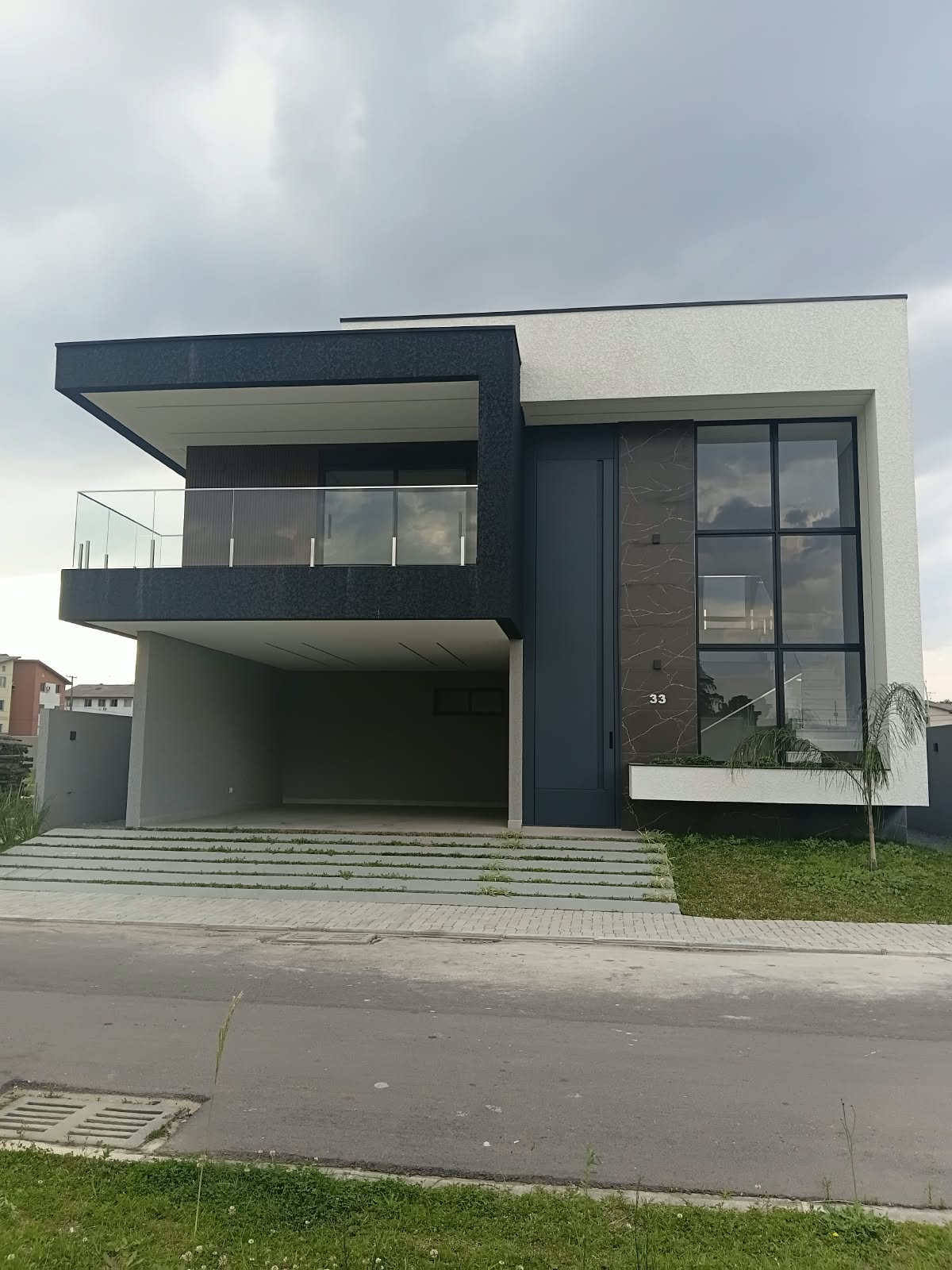 Outro ângulo da fachada residencial