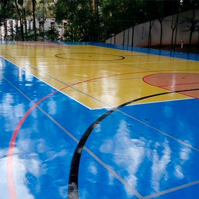 Quadra esportiva em azul e amarelo