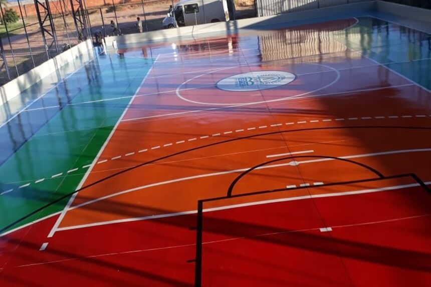 Quadra esportiva colorida